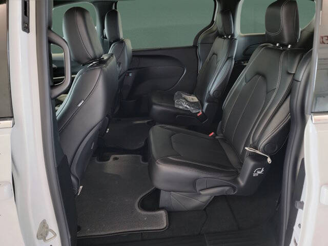 2027 Chrysler Pacifica LX