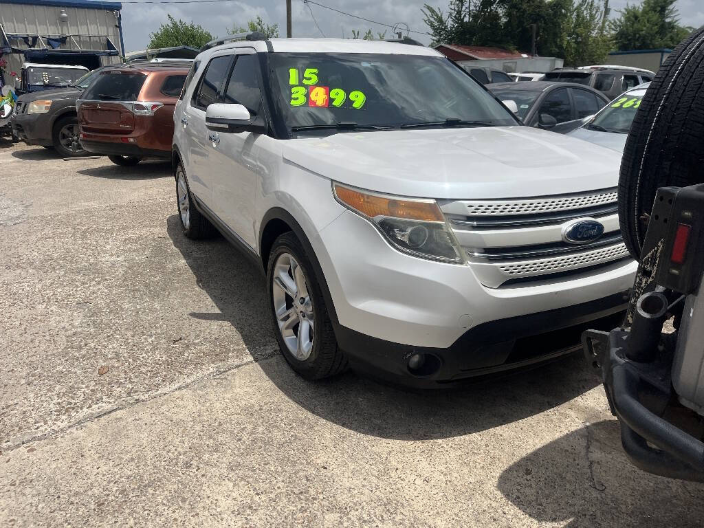 Off white 2015 Ford Explorer Limited Limited 4dr SUV 5