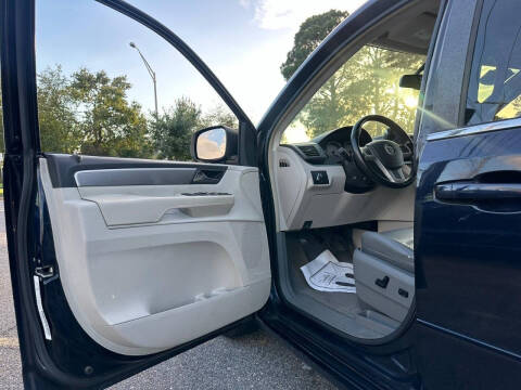 2011 Volkswagen Routan SE