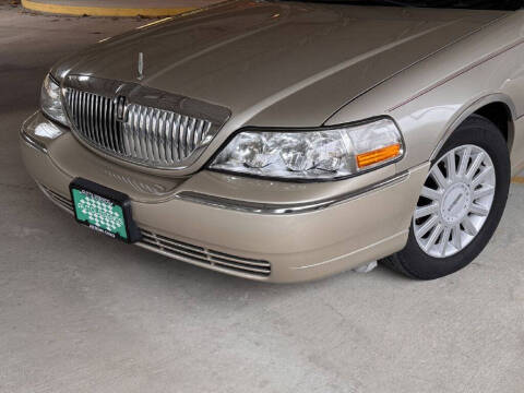 2005 Lincoln Town Car Signature Limited