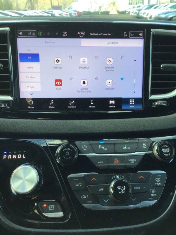 2025 Chrysler Pacifica Select