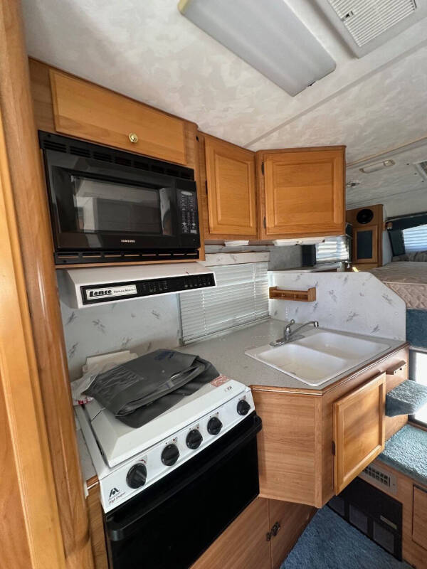 2000 Lance Camper 1010