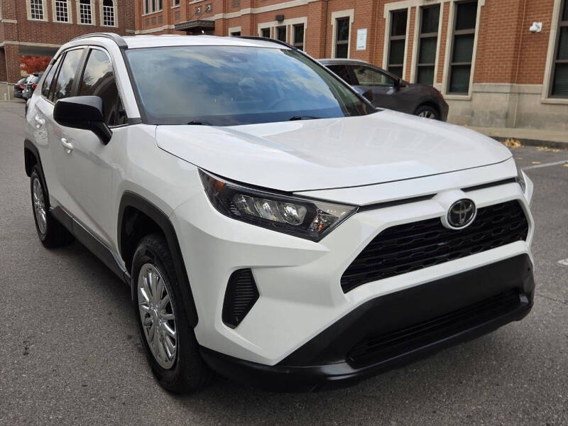 2020 Toyota RAV4 LE's photo