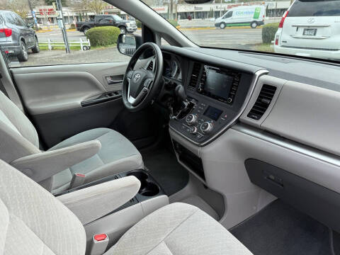 2018 Toyota Sienna LE 7-Passenger Auto Access Seat
