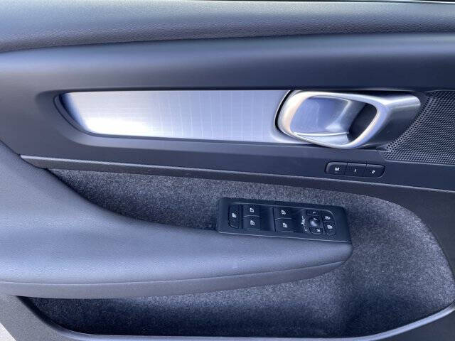 2025 Volvo XC40 B5 Core Bright Theme