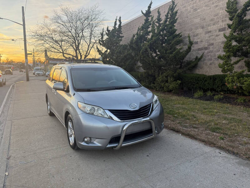 2013 Toyota Sienna LE 7-Passenger Auto Access Seat