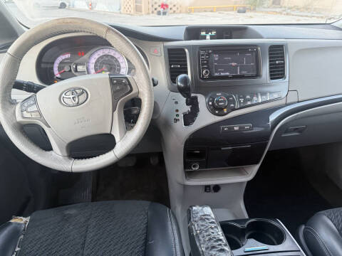 2014 Toyota Sienna SE 8-Passenger