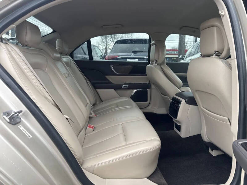 2017 Lincoln Continental Premiere