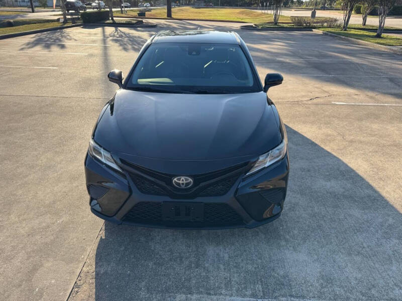 2019 Toyota Camry SE photo 3