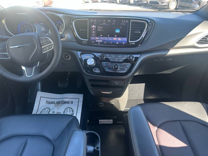 2026 Chrysler Pacifica Select
