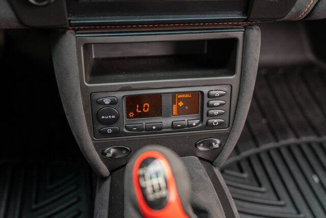 2003 Porsche 911 24