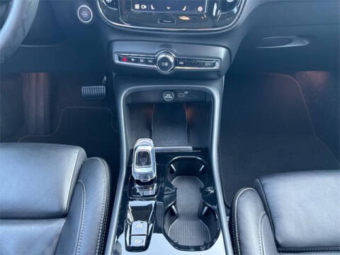 2023 Volvo XC40 B5 Plus Bright Theme