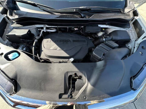 2022 Honda Pilot Touring w/Rear Captain's Chairs