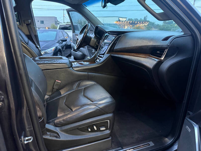 2016 Cadillac Escalade Luxury Collection