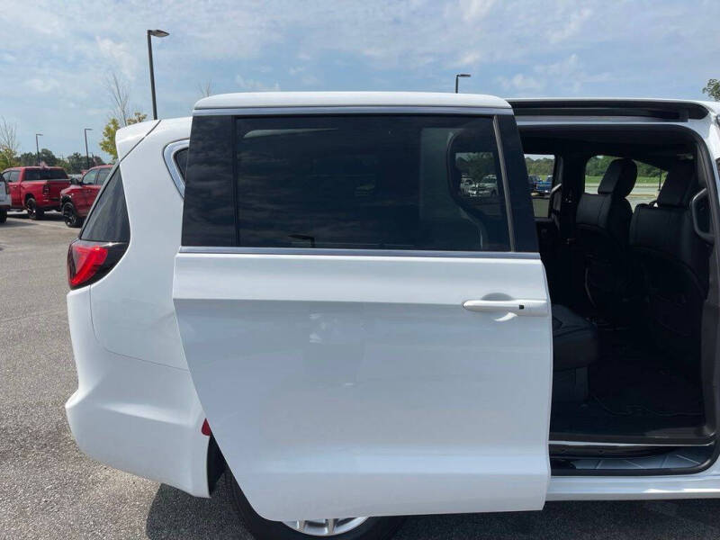 2027 Chrysler Pacifica LX