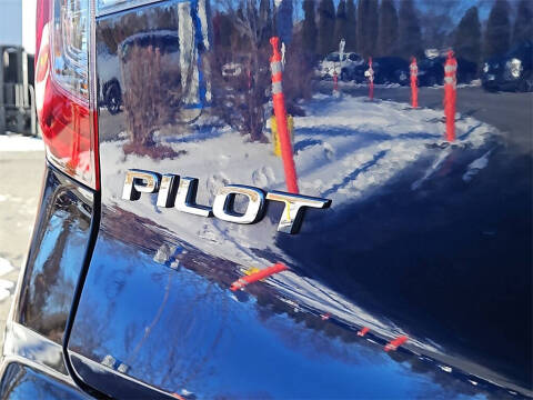 2022 Honda Pilot Touring w/Rear Captain's Chairs