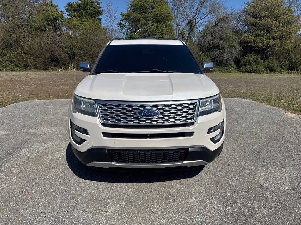 Off white 2016 Ford Explorer Platinum AWD Platinum 4dr SUV 2