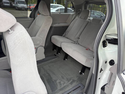 2017 Toyota Sienna LE 8-Passenger