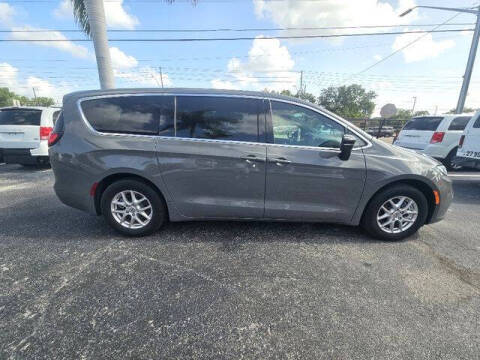 2025 Chrysler Pacifica Select