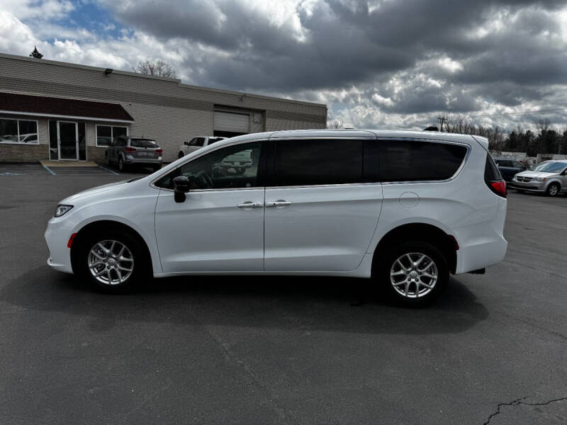 2025 Chrysler Pacifica Select