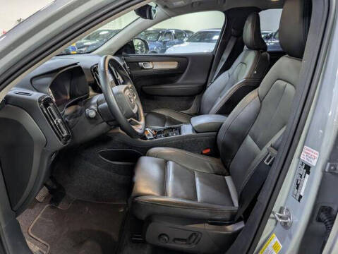 2025 Volvo XC40 B5 Plus Dark Theme