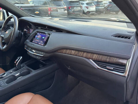 2022 Cadillac XT4 Premium Luxury