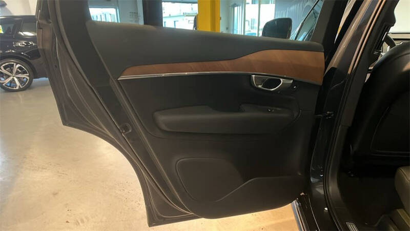 2021 Volvo XC90 T6 Momentum 6-Passenger