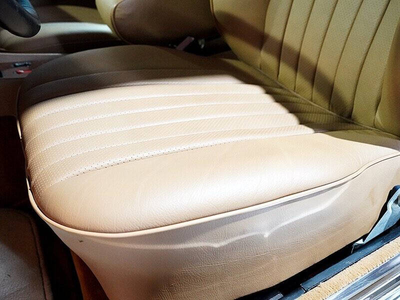 1989 Mercedes-Benz 560-Class 32
