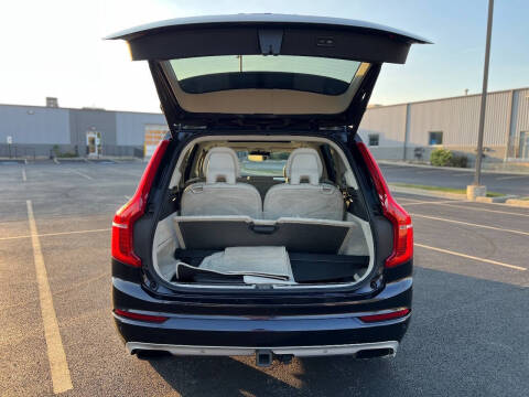 2016 Volvo XC90 T6 Momentum