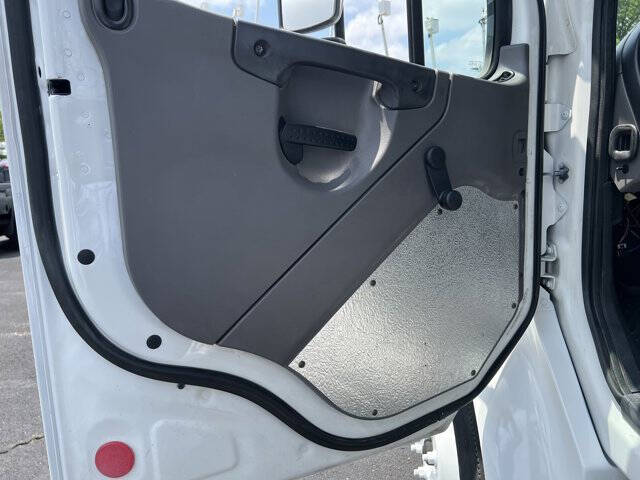 2010 Freightliner M2 106