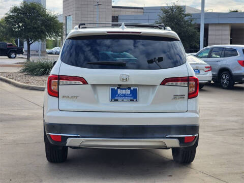 2021 Honda Pilot Touring w/Rear Captain's Chairs