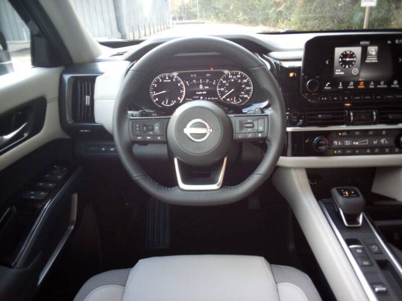 2025 Nissan Pathfinder SL