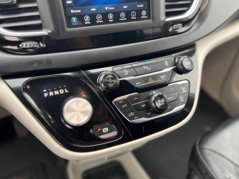 2017 Chrysler Pacifica Touring-L Plus