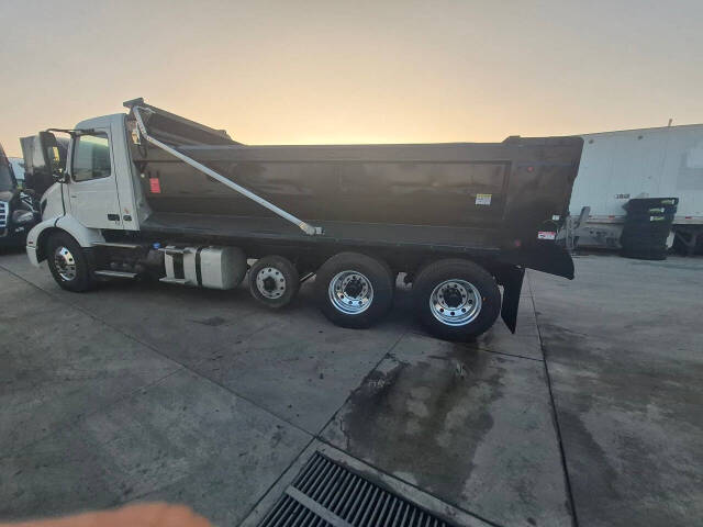 2022 Volvo VNR for sale at KING TRUCK TRAILER SALES in Bakersfield, CA