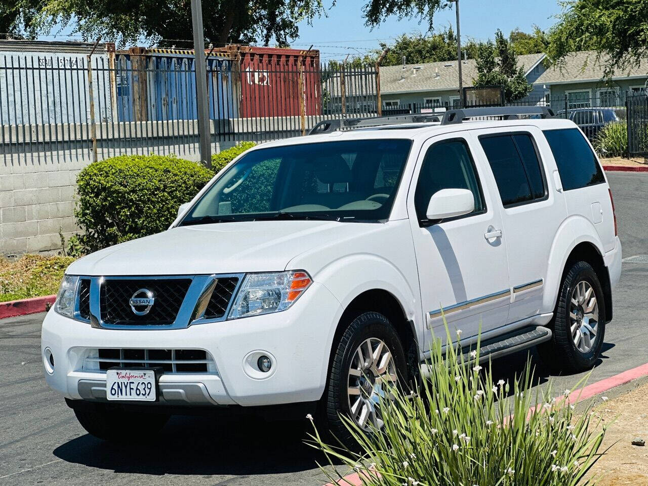 white nissan pathfinder 2010