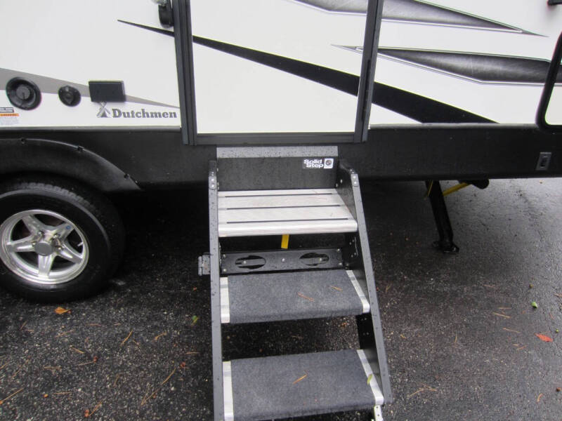 2021 Coleman Light Series 1805RB