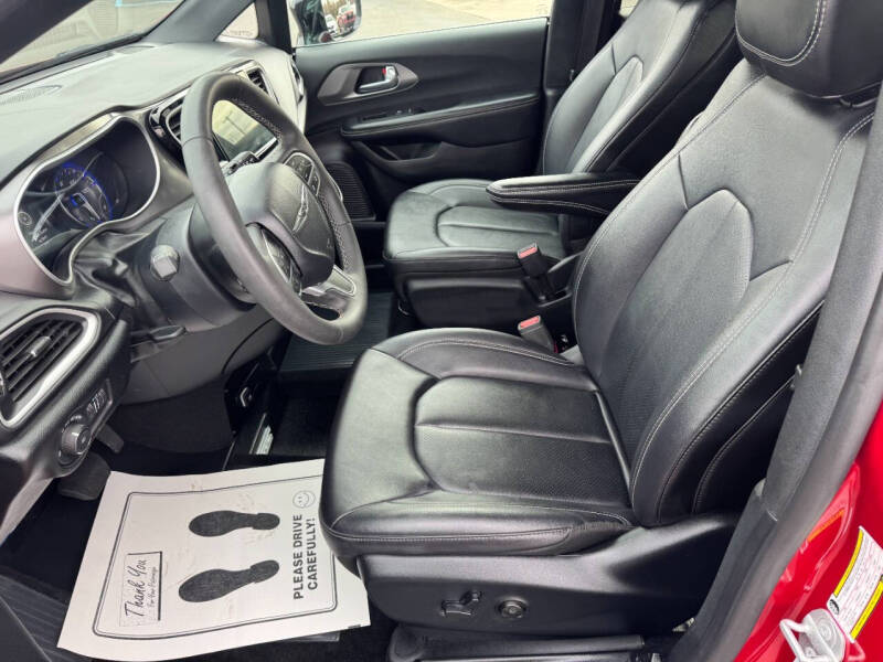 2025 Chrysler Pacifica Select