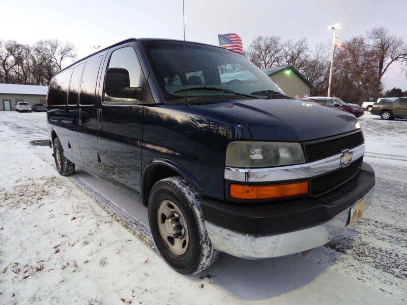 2009 Chevrolet Express LS photo 3