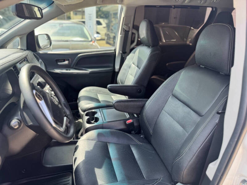 2017 Toyota Sienna SE 8-Passenger