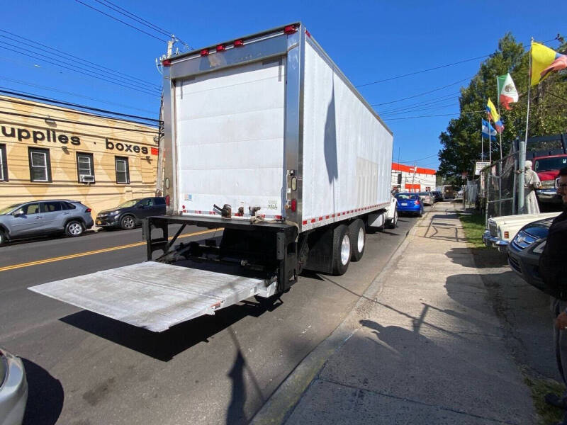 2005 Freightliner M2 106