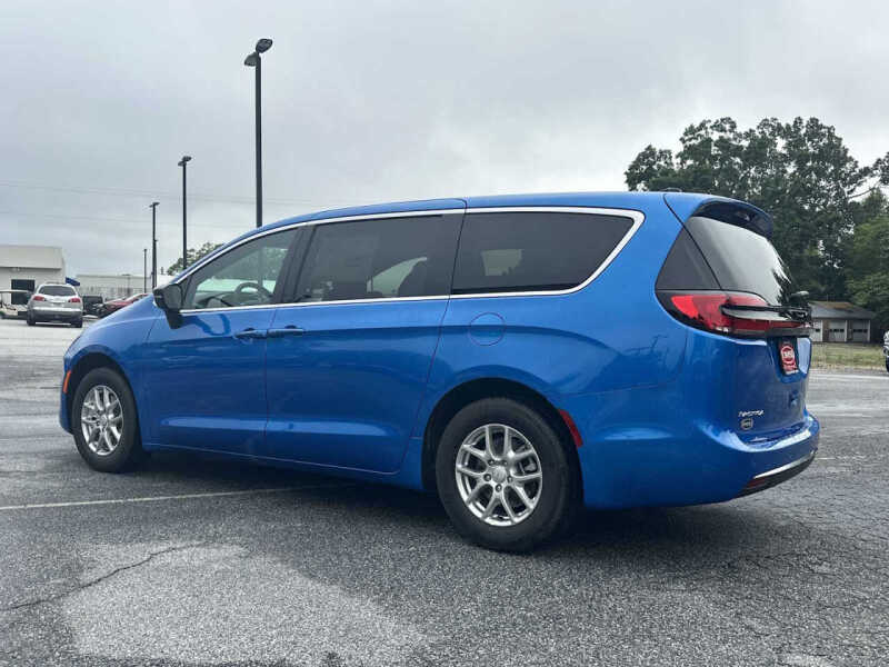 2027 Chrysler Pacifica Select