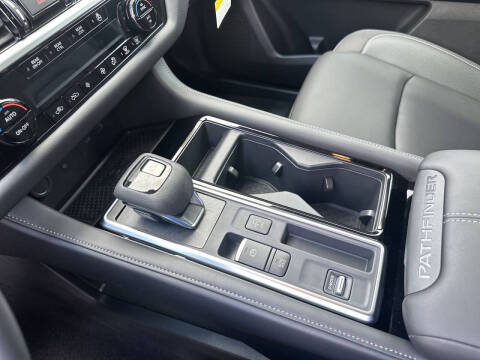 2025 Nissan Pathfinder SL