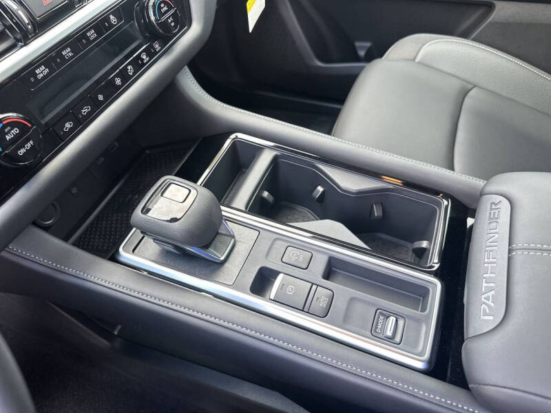 2025 Nissan Pathfinder SL