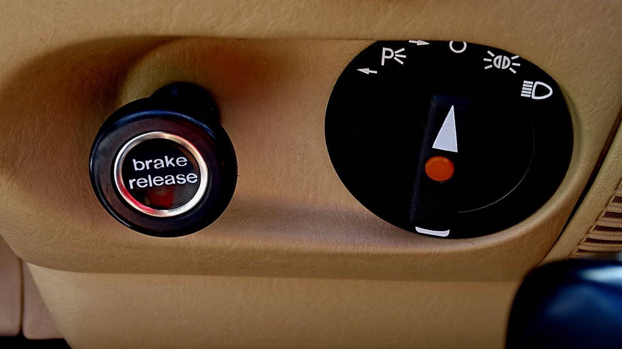 1985 Mercedes-Benz 380-Class 33