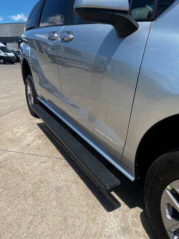 2025 Toyota Sienna LE 8-Passenger