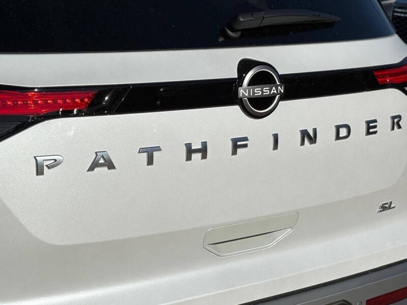 2025 Nissan Pathfinder SL