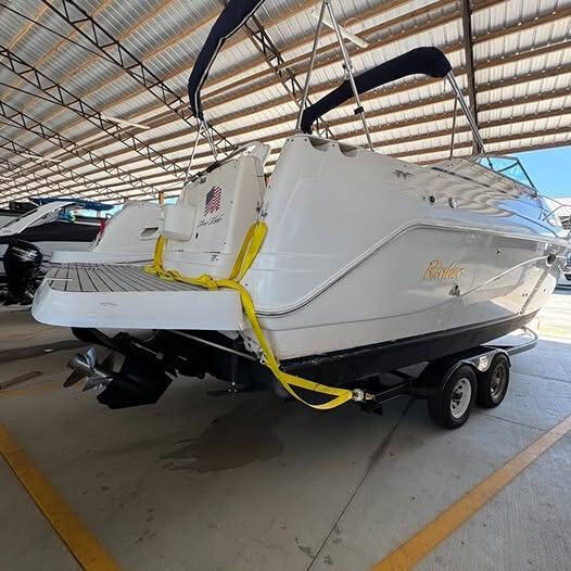 2005 Rinker 270 Express Cruiser