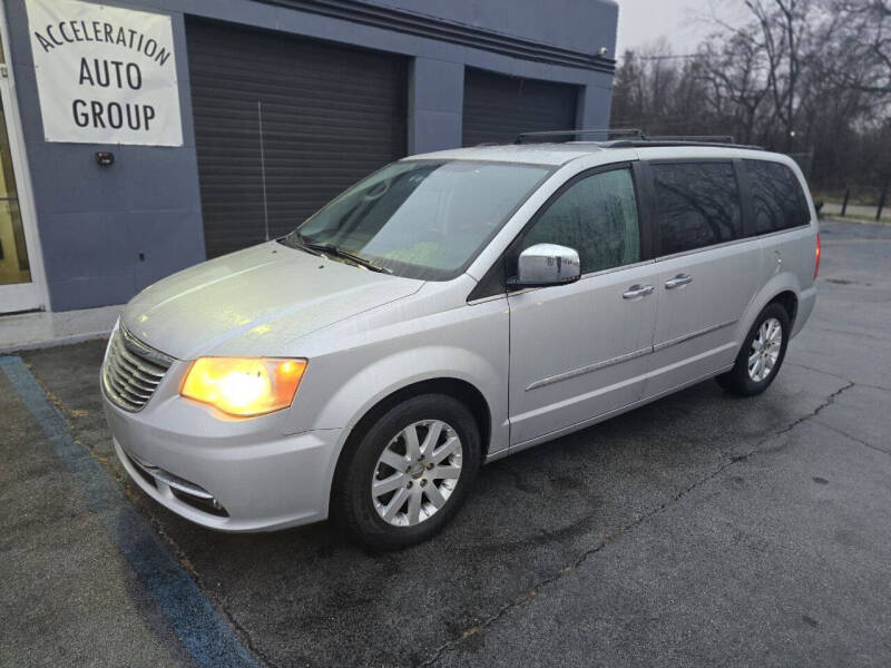 2012 Chrysler Town & Country Touring-L photo 4