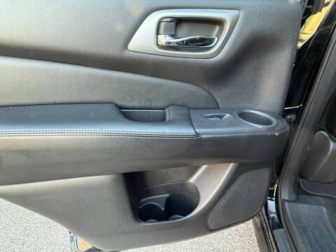 2017 Nissan Pathfinder SL