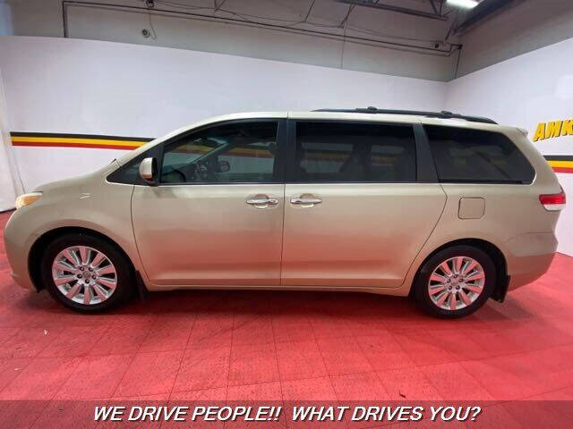 2012 Toyota Sienna XLE 7-Passenger Auto Access Seat